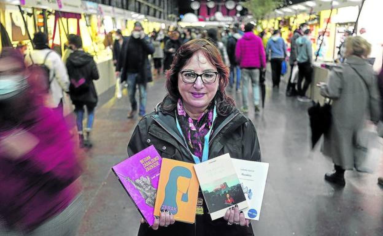 Miren Agur Meabe muestra los libros que ha comprado en la Azoka este año.