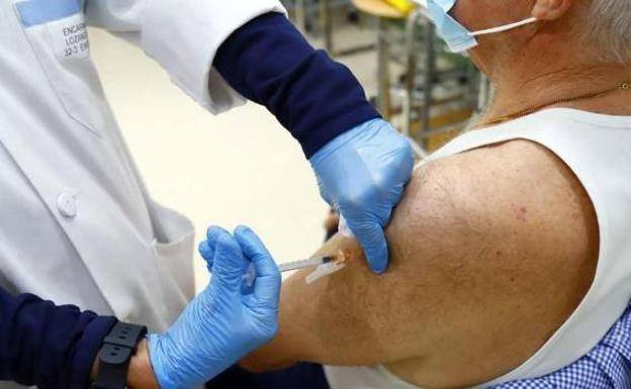 Crisis sanitaria: La vacuna de Pfizer «es eficaz» contra ómicron con el tercer pinchazo