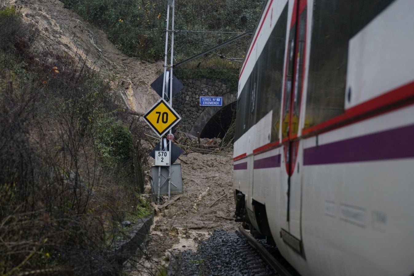 Accidente de un tren de cercanías entre Beasain y Brinkola tras un desprendimiento a la altura de Gabiria