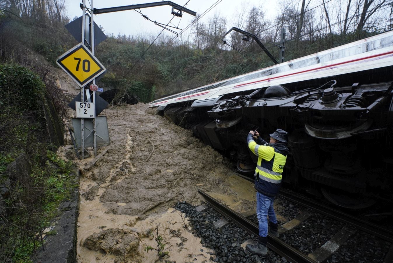 Accidente de un tren de cercanías entre Beasain y Brinkola tras un desprendimiento a la altura de Gabiria