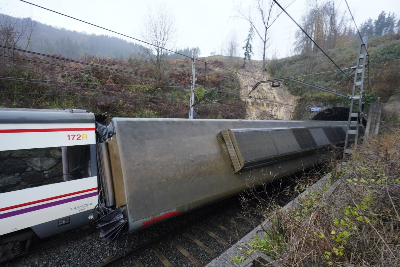 Accidente de un tren de cercanías entre Beasain y Brinkola tras un desprendimiento a la altura de Gabiria