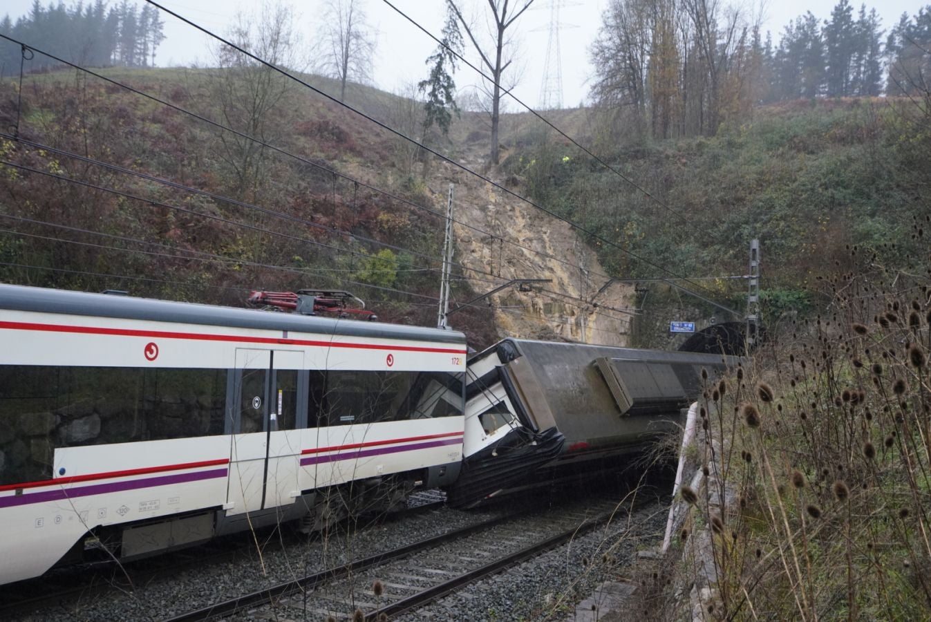 Accidente de un tren de cercanías entre Beasain y Brinkola tras un desprendimiento a la altura de Gabiria