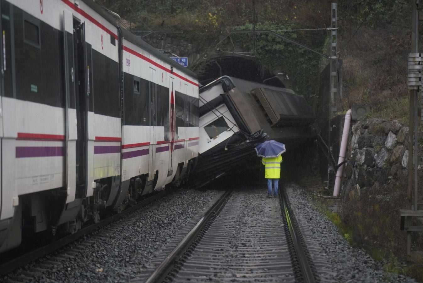 Accidente de un tren de cercanías entre Beasain y Brinkola tras un desprendimiento a la altura de Gabiria