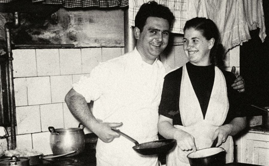 Luis Irizar con su esposa Virginia Alzugaray en sus inicios profesionales en la cocina del Central de Lasarte