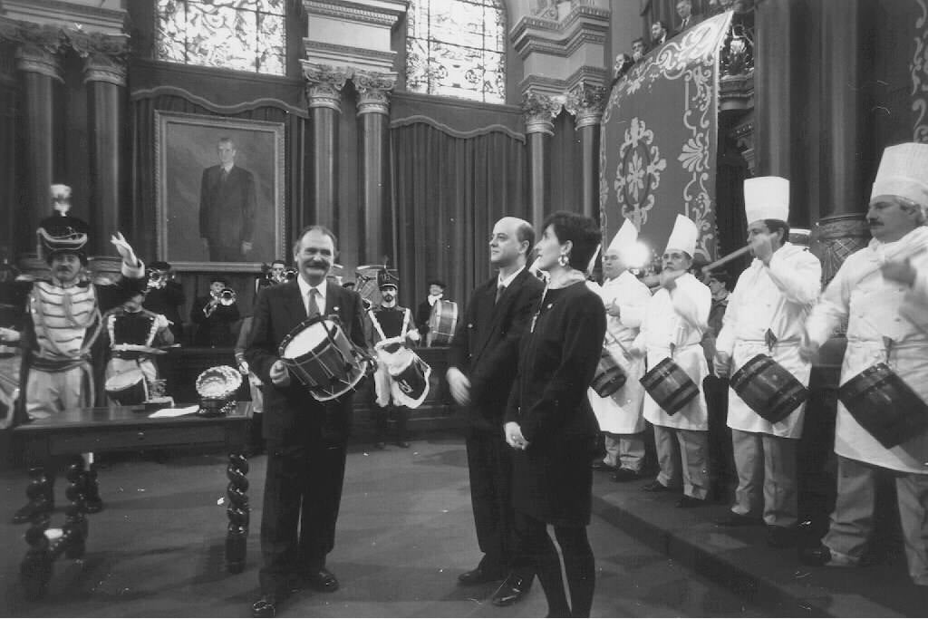 Luis Irizar recibe el Tambor de Oro en Donostia en 1991 de manos del entonces alcalde Odon Elorza