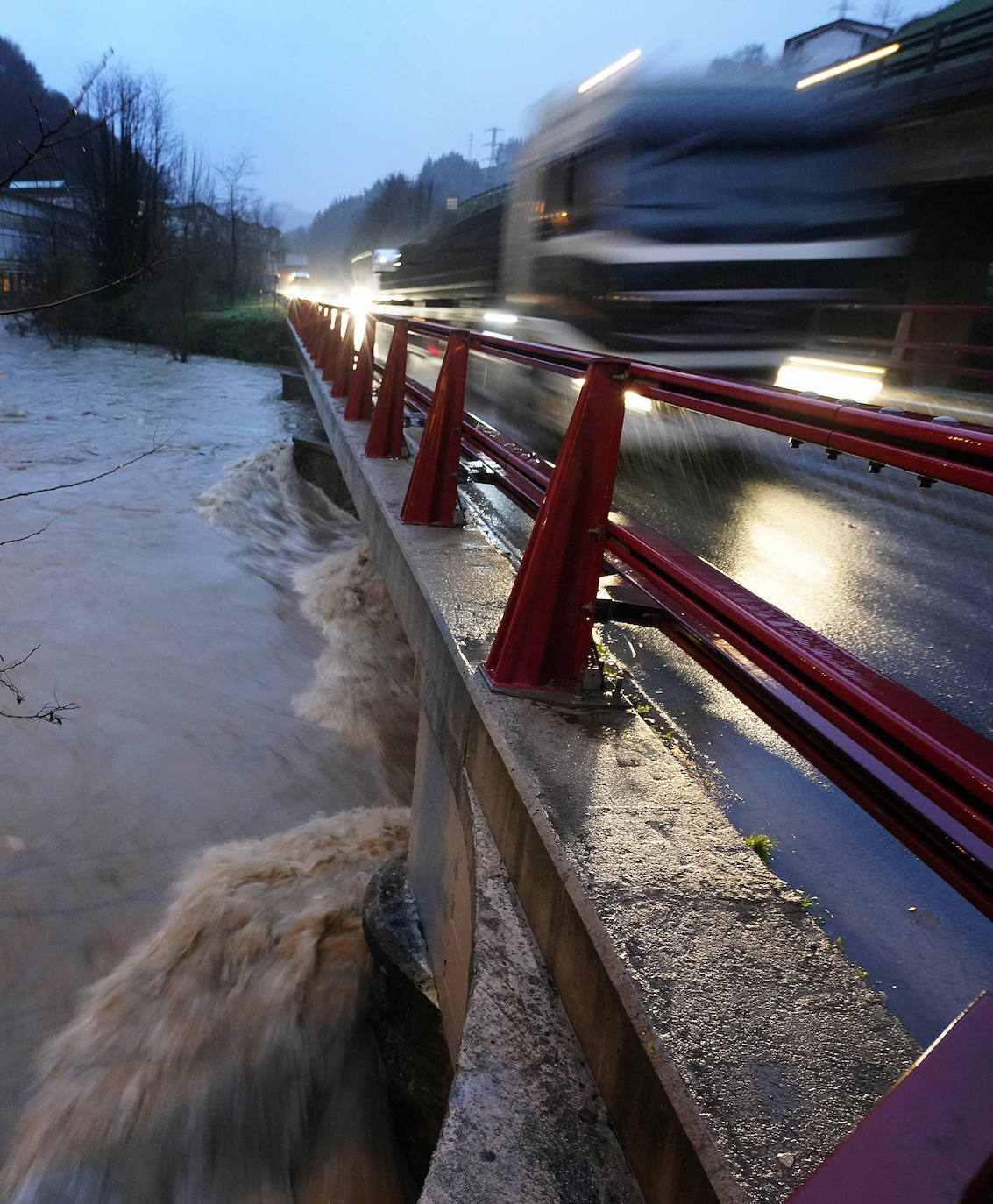 Tiempo en Gipuzkoa: Nueva jornada de lluvia, nieve y olas