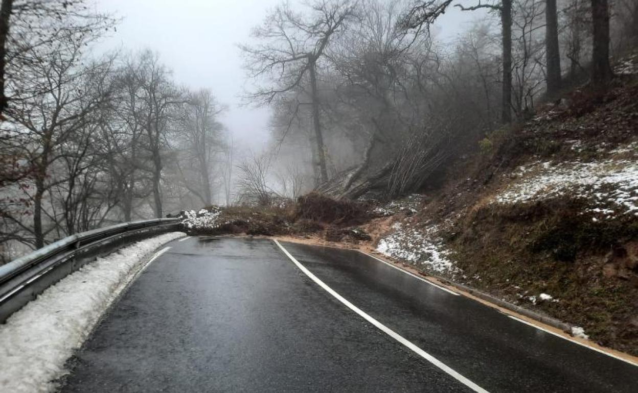 La carretera GI-627 permanece cortada por un desprendimiento en el puerto de Arlaban. 