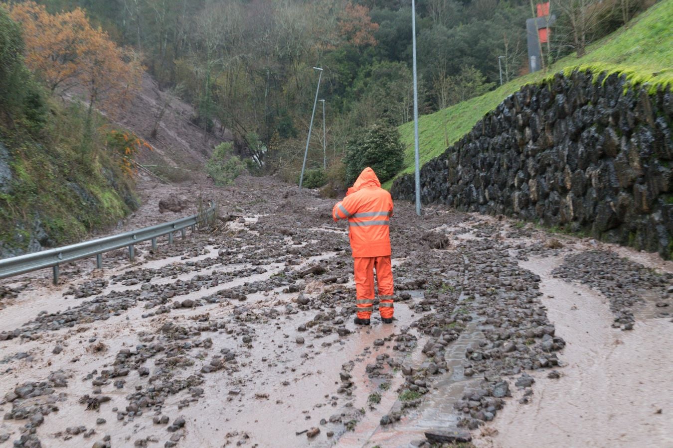 Fotos: Un desprendimiento deja incomunicado el polígono Azitain en Eibar