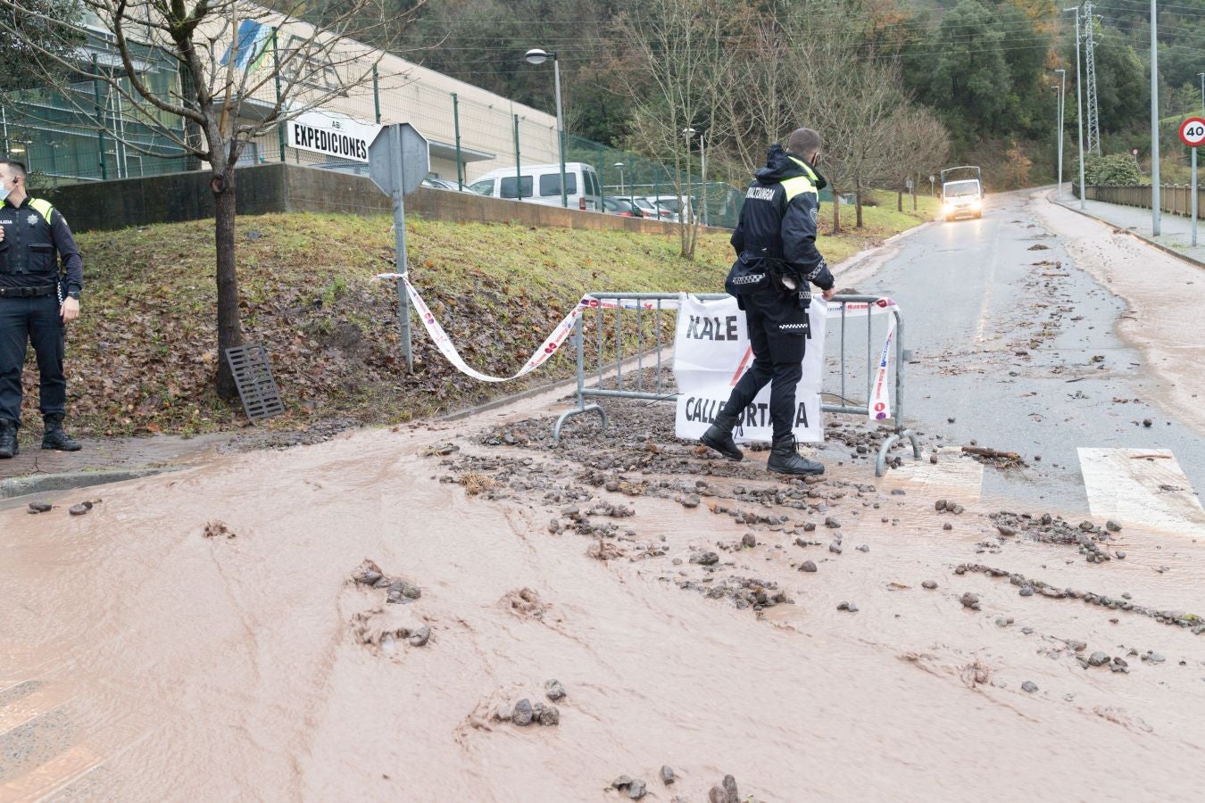 Fotos: Un desprendimiento deja incomunicado el polígono Azitain en Eibar