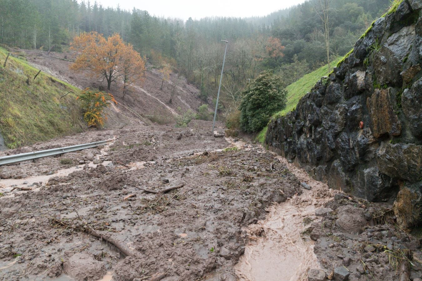 Fotos: Un desprendimiento deja incomunicado el polígono Azitain en Eibar