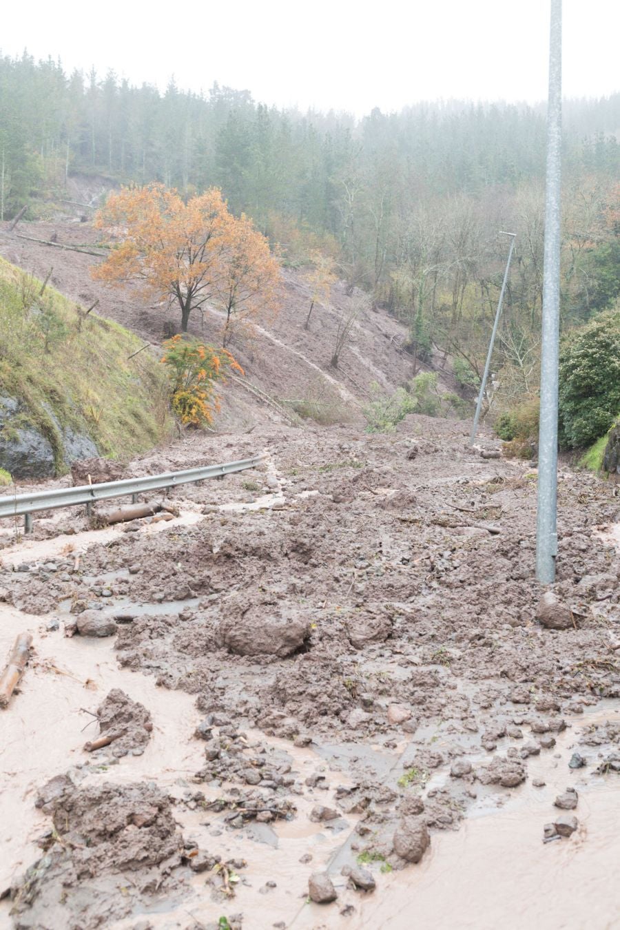 Fotos: Un desprendimiento deja incomunicado el polígono Azitain en Eibar