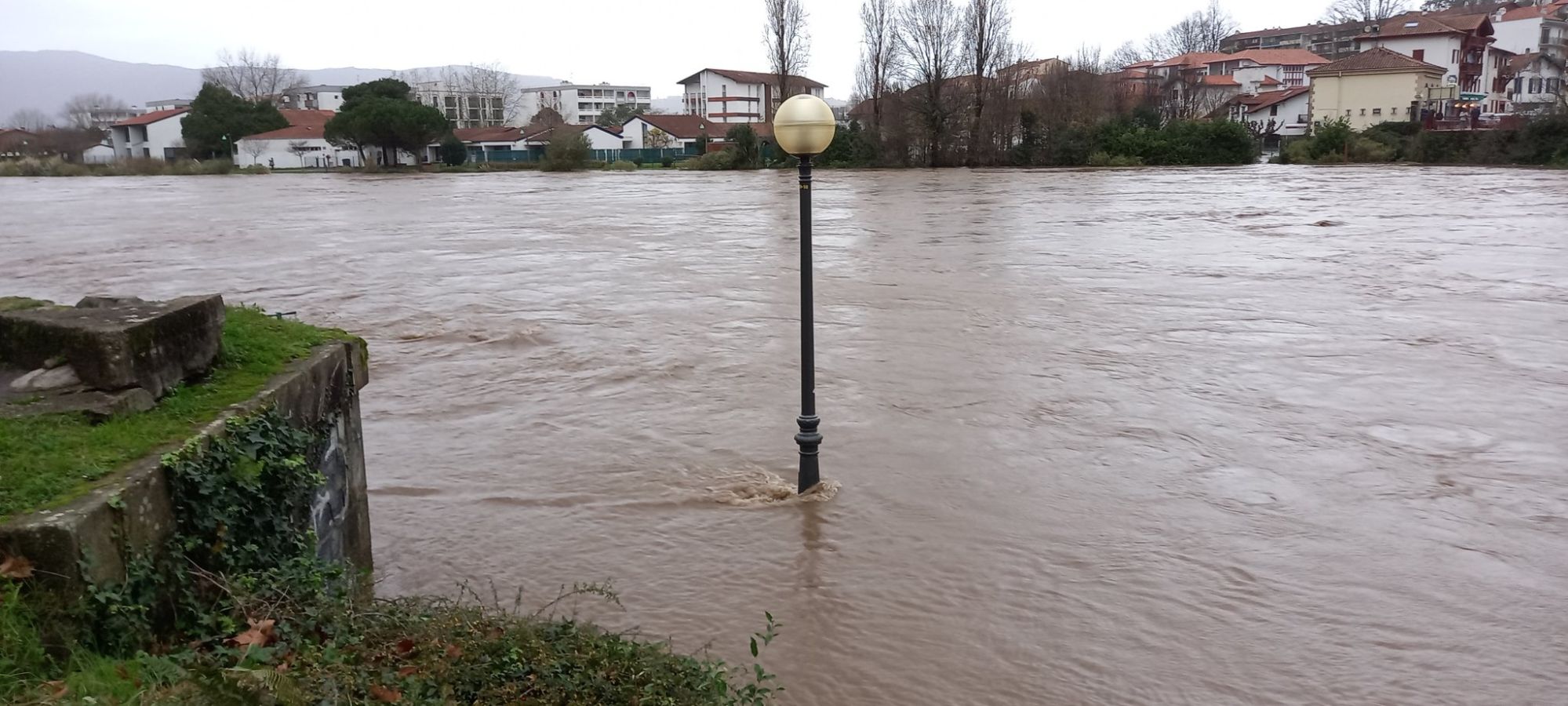 Fotos: Inundaciones en Behobia y otros puntos de Irun por el desbordamiento del Bidasoa