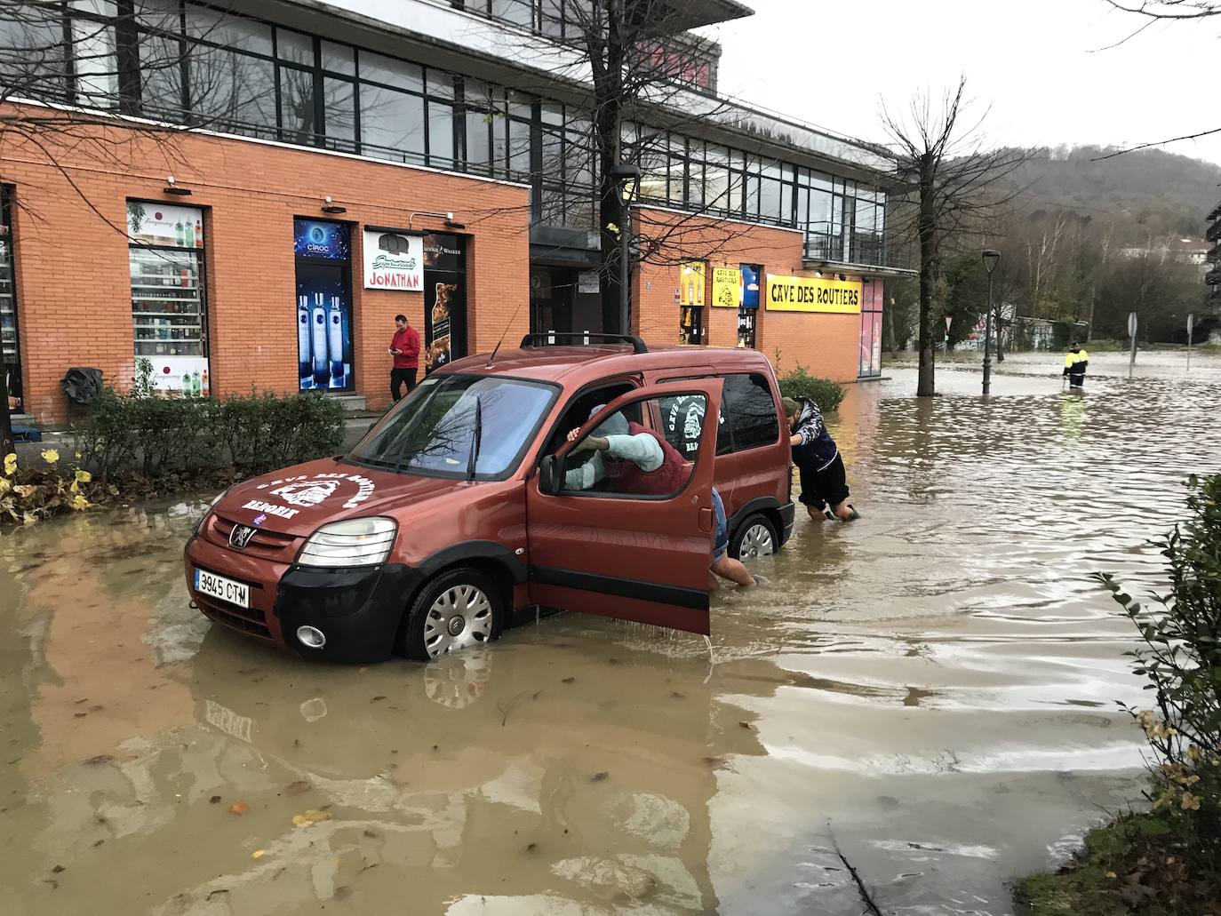 Fotos: Inundaciones en Behobia y otros puntos de Irun por el desbordamiento del Bidasoa