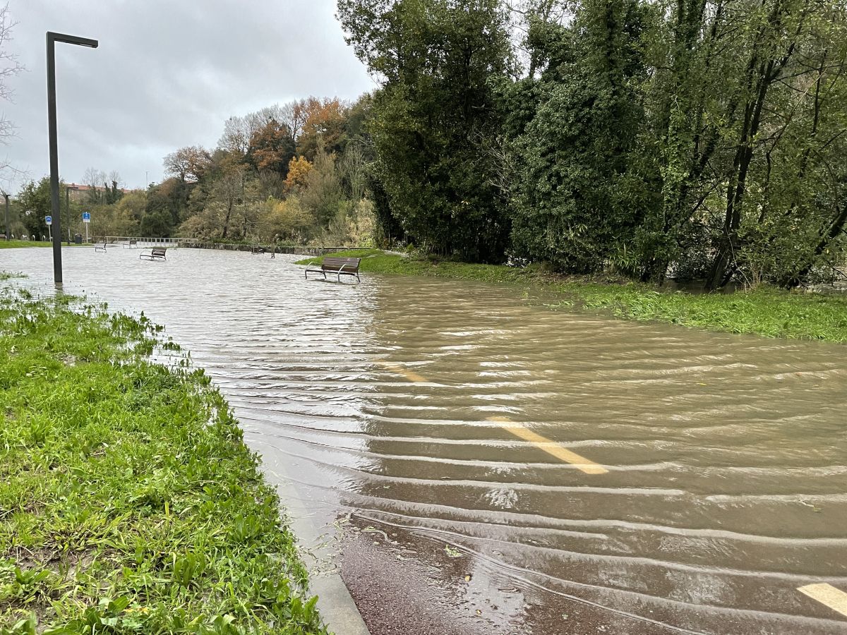 Fotos: Inundaciones en el barrio de Txomin por el desbordamiento del Urumea