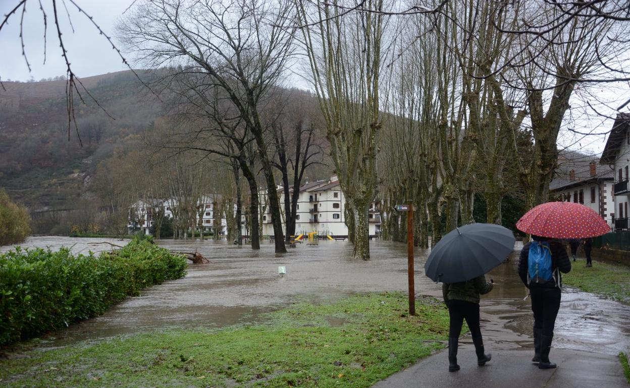 Doneztebe. La villa navarra, donde las regatas Ezkurra y Ezpelura confluyen con la cuenca del Bidasoa, no se libró de la inundación. 
