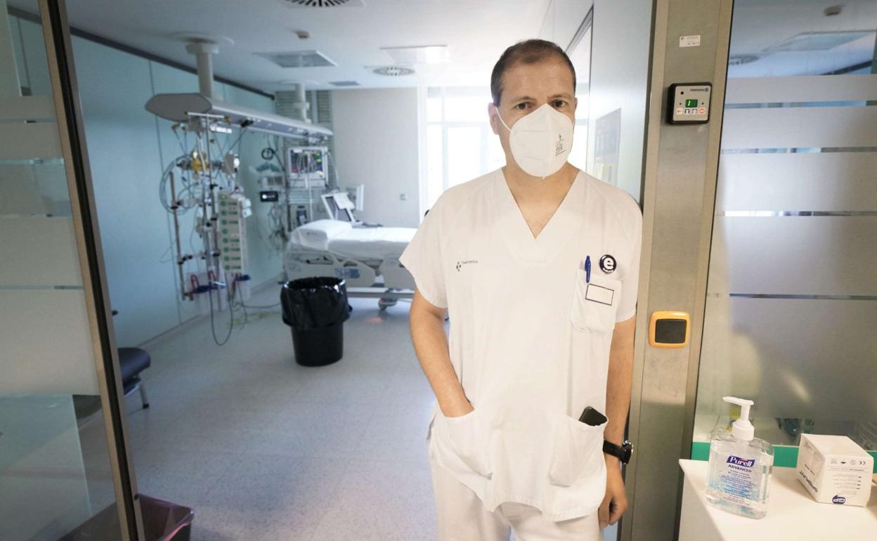 El jefe de la UCI del Hospital Donostia, Félix Zubia, el pasado verano. 