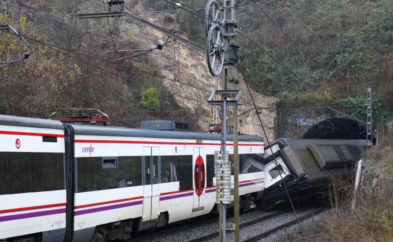 El material desprendido de la ladera provocó el vuelco de uno de los vagones. 