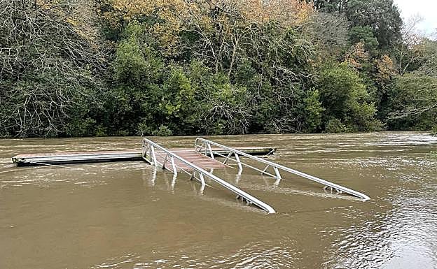 El Urumea ha cubierto el embarcadero de Txomin. 
