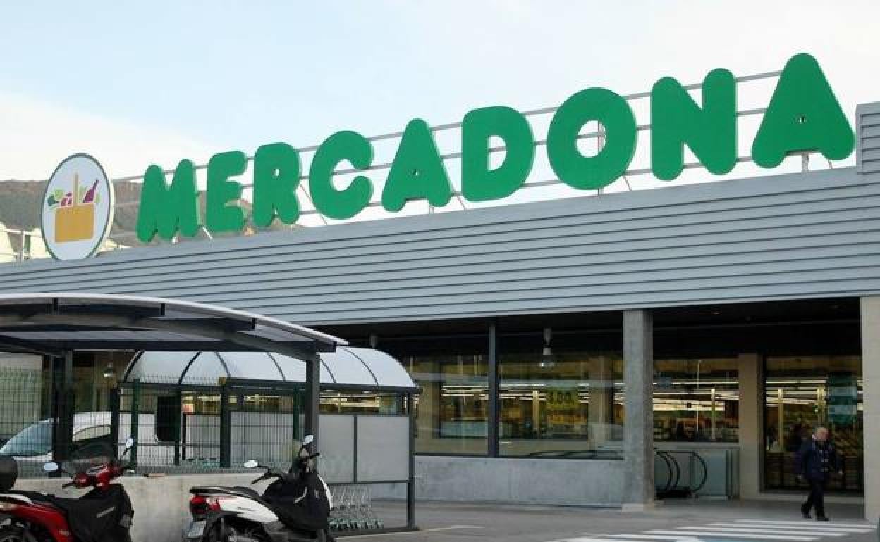 Mercadona anuncia una subida del 5% a sus empleados para paliar la inflación
