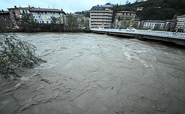 Galería. El río Oria ha causado problemas en localidades como Andoian y Tolosa. 