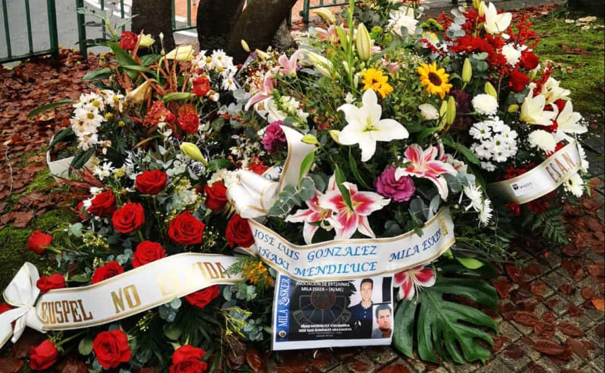 Ofrenda floral en Beasain en memoria de los ertzainas Mendiluze y González.