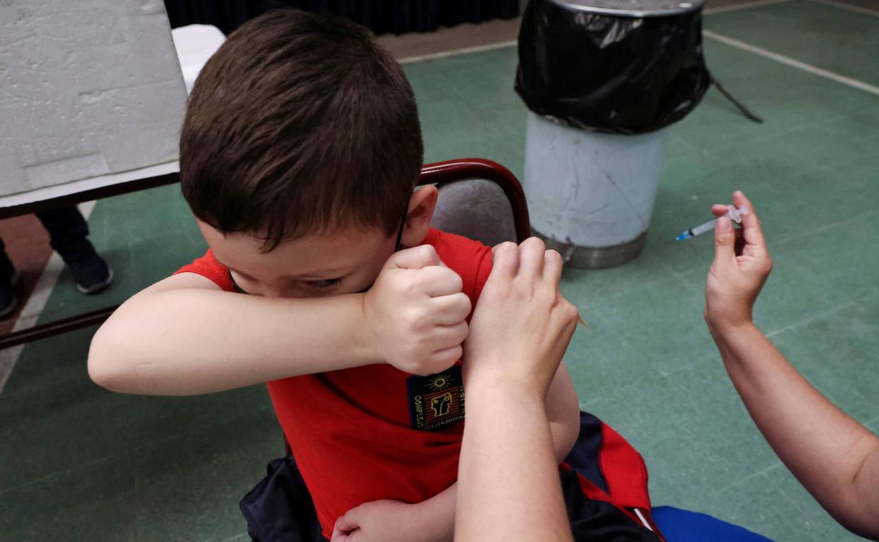A partir del próximo miércoles comenzará a vacunar Osakidetza a los niños contra el Covid en Euskadi