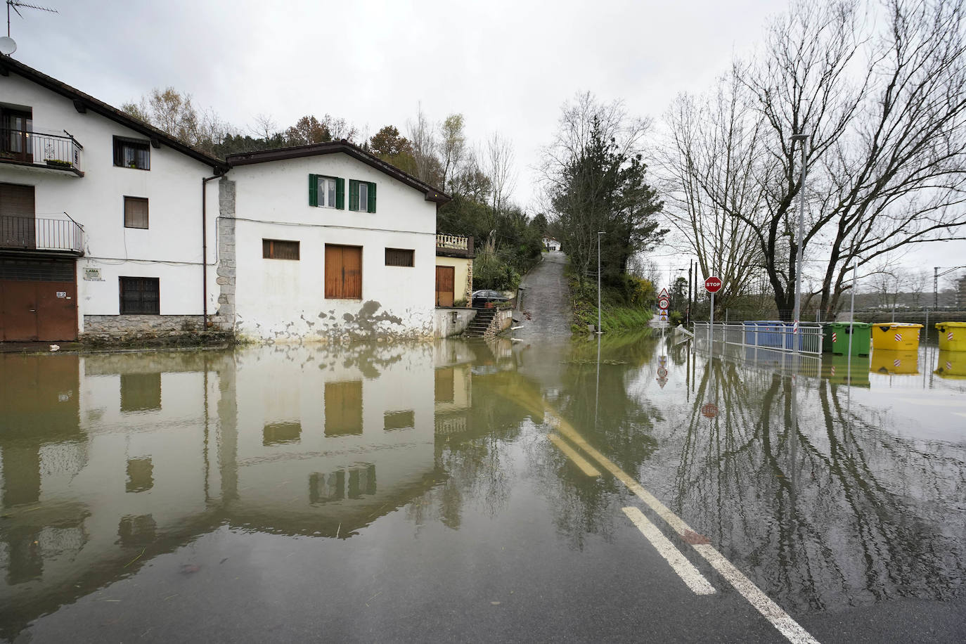 Fotos: Inundaciones en el barrio de Txomin por el desbordamiento del Urumea