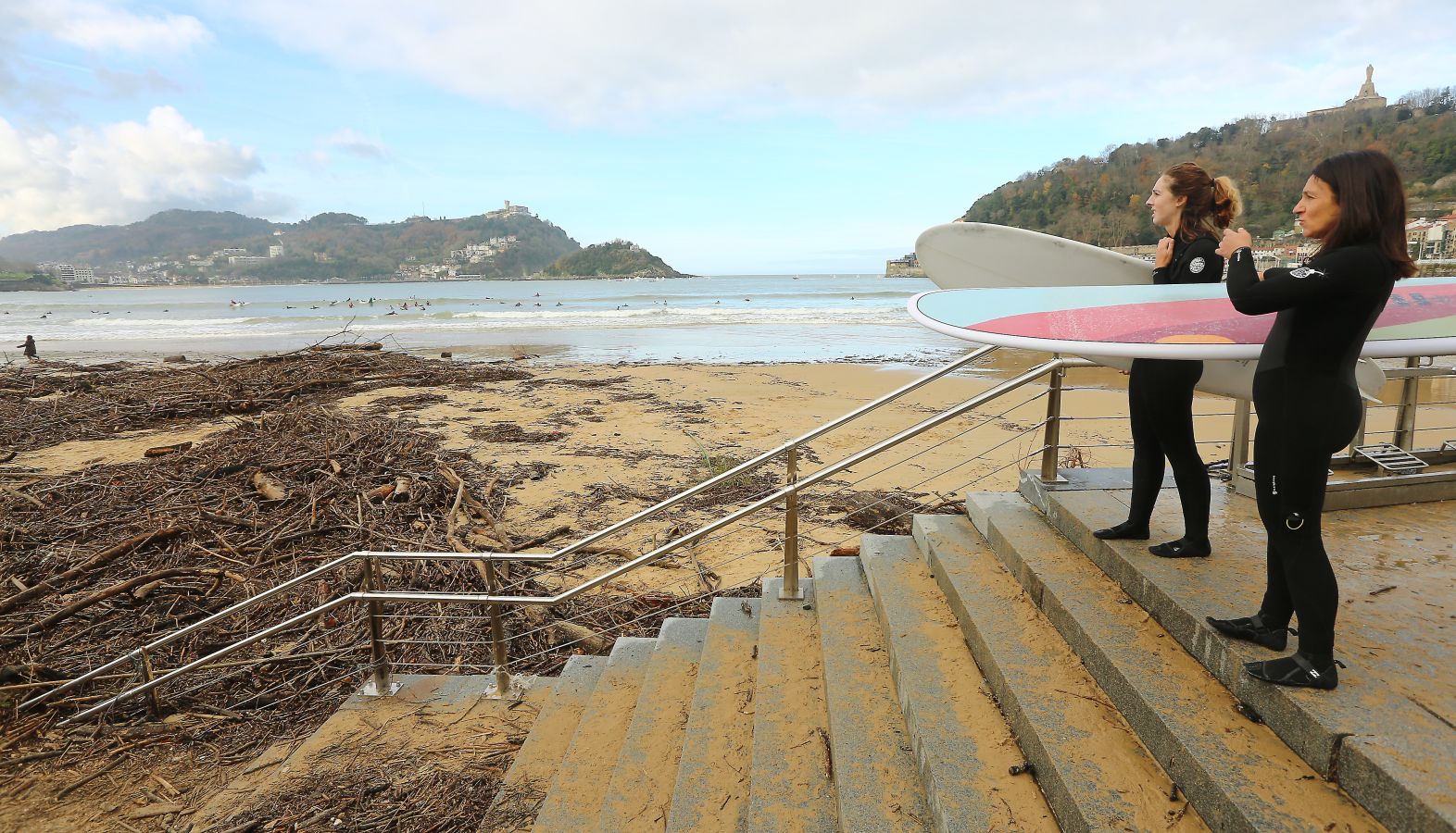 Surfeando ramas en La Concha.