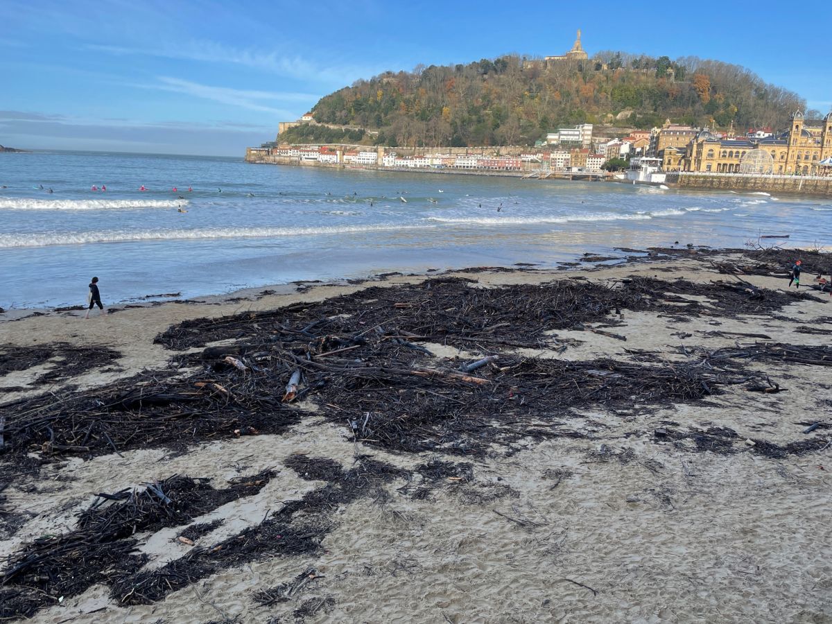 Suciedad tras el temporal en la playa de La Concha