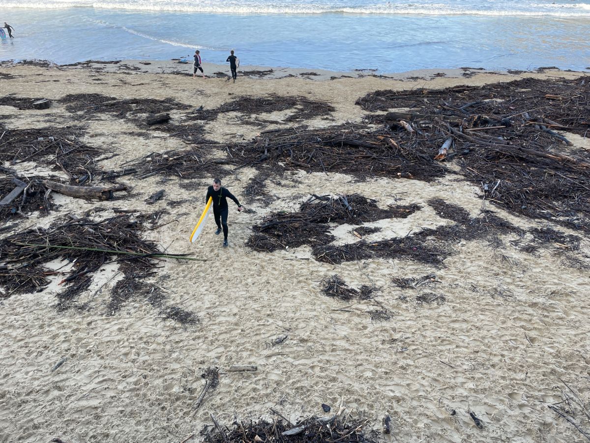 Suciedad tras el temporal en la playa de La Concha