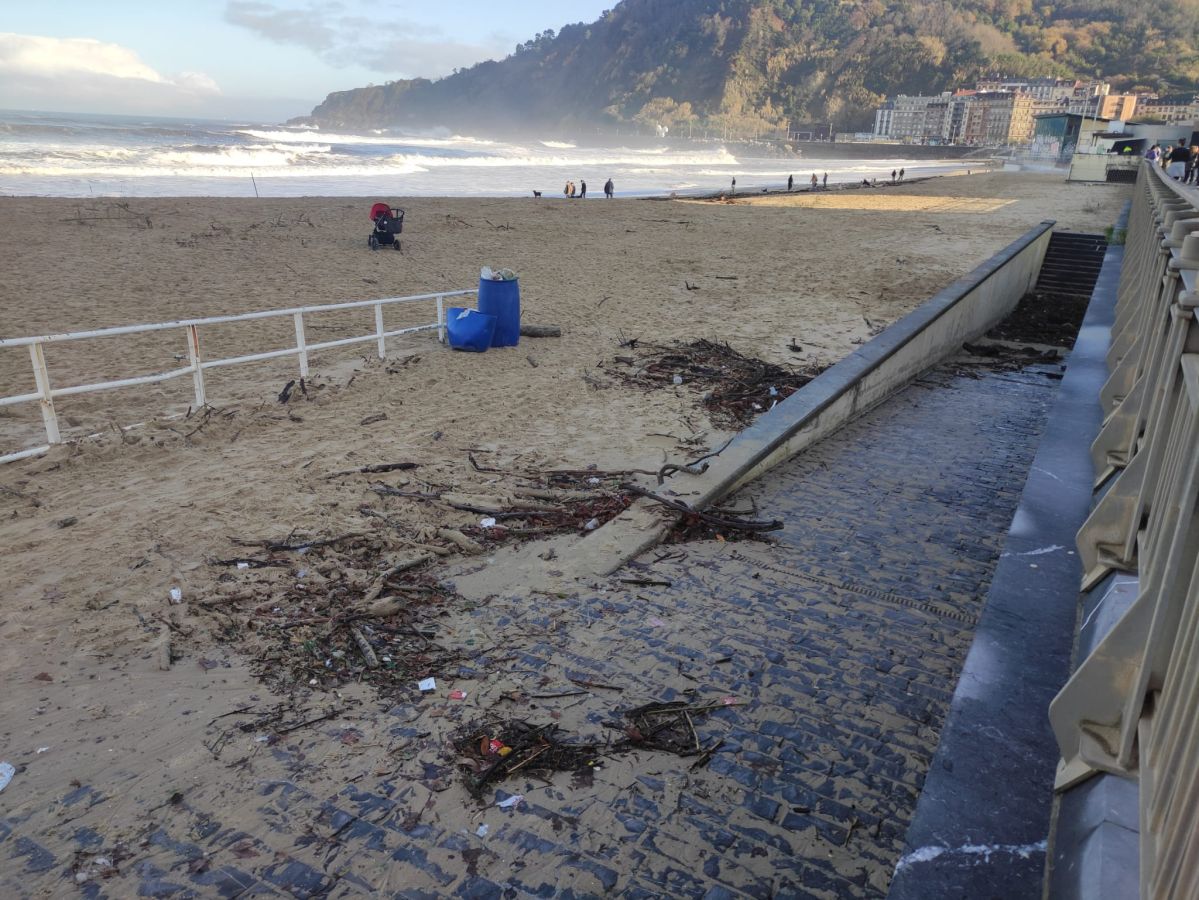 Suciedad tras el temporal en la playa de La Zurriola