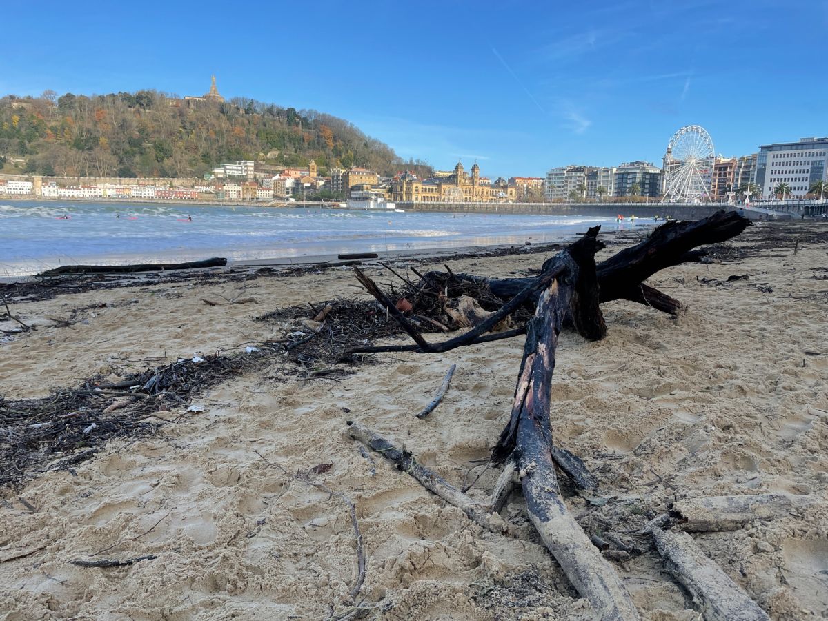 Suciedad tras el temporal en la playa de La Concha