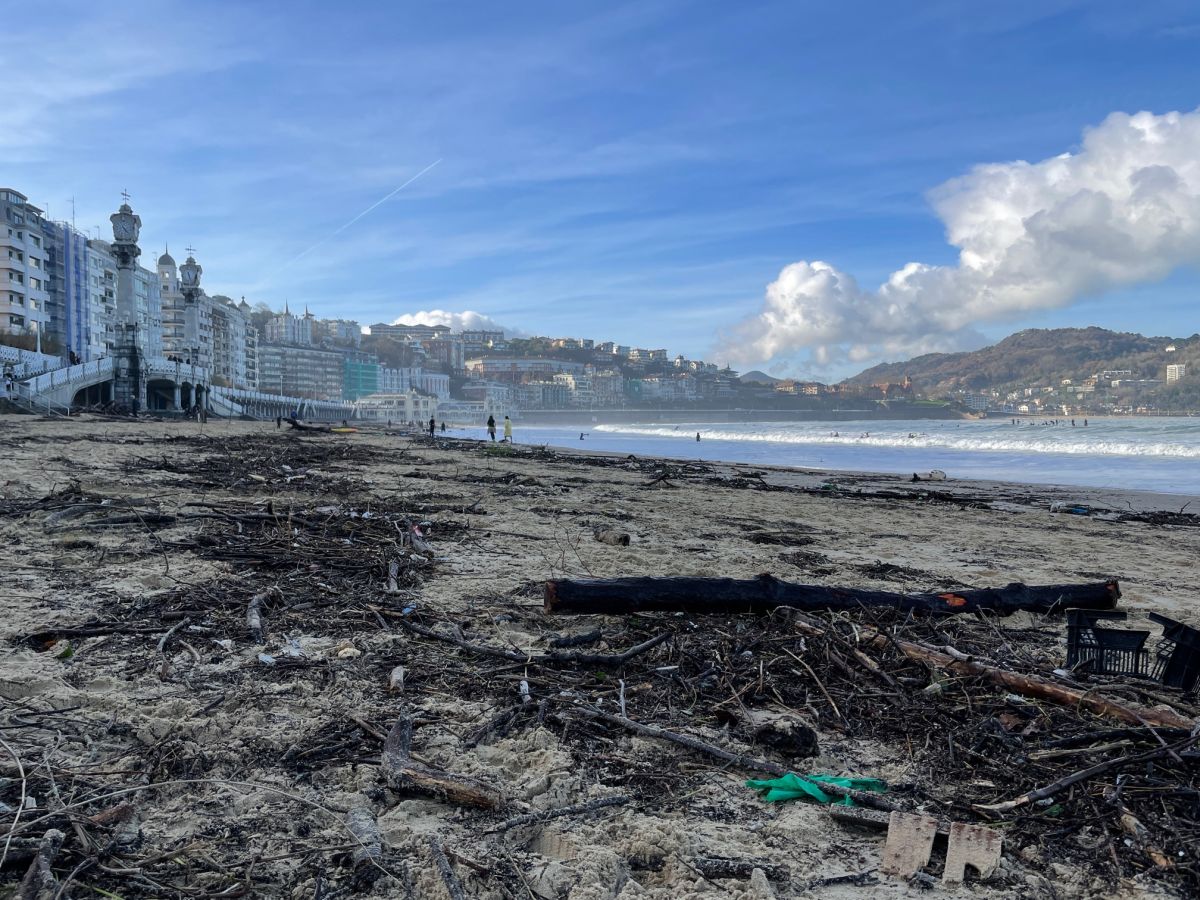 Suciedad tras el temporal en la playa de La Concha