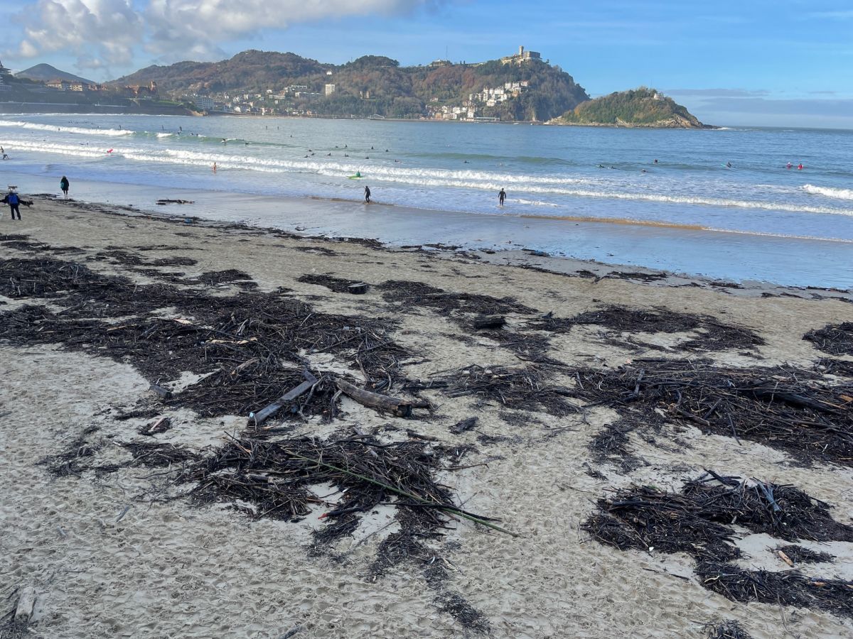 Suciedad tras el temporal en la playa de La Concha