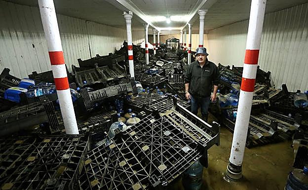 El temporal destroza el almacen de Aguas Alzola en Elgoibar y para su producción 15 días