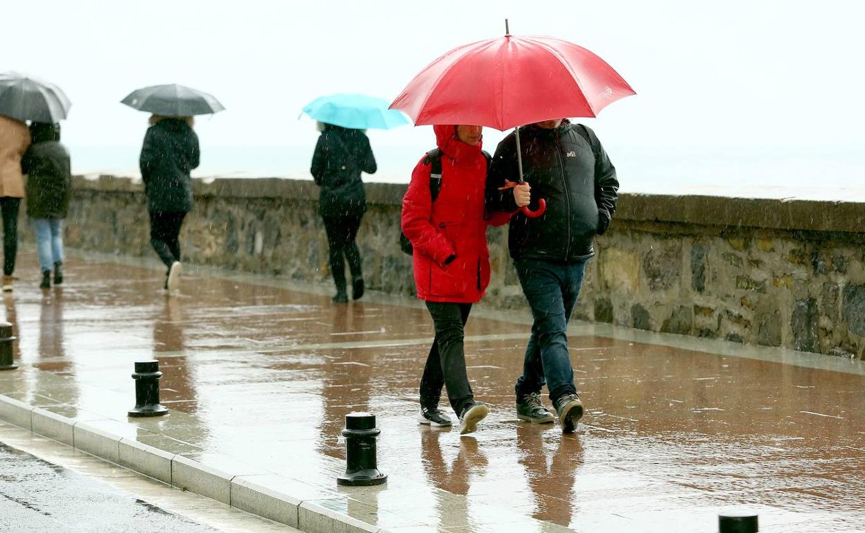 El paraguas ha sido el complemento imprescindible en los últimos 21 días. 