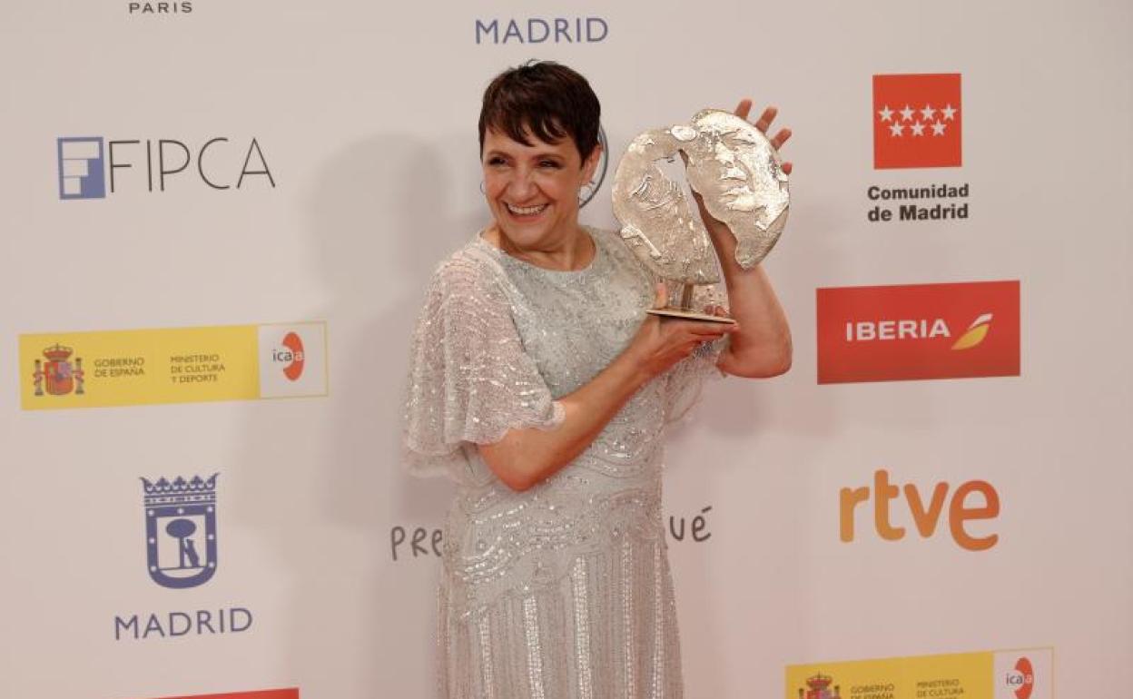 Blanca Portillo posa con su premio Forqué a la mejor actriz, ayer en Ifema, Madrid. 