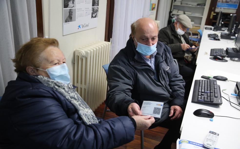 Una vecina de Ordizia muestra su pasaporte covid, plastificado para llevar en la cartera. 