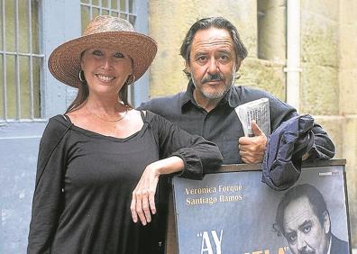 Imagen secundaria 1 - Verónica Forqué entregó la Concha de Plata del Zinemaldia a Juan José Ballesta en la edición de 2005. La actriz y Santiago Ramos representaron esta obra en el Principal donostiarra en 2006. El director de cine José María Forqué recibe en 1998 la felicitación de su hija Verónica, por el Goya de Honor.