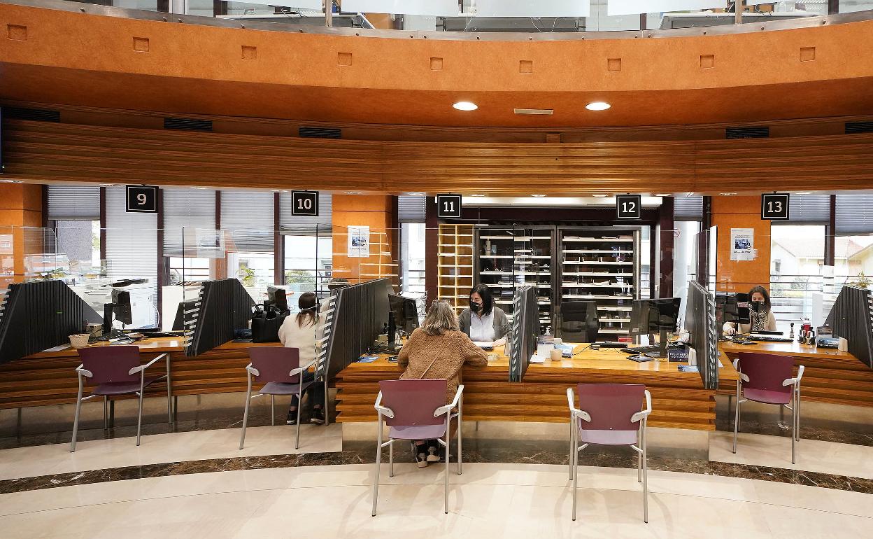 Interior de las oficinas de la Hacienda guipuzcoano en el barrio de Errotaburu. 