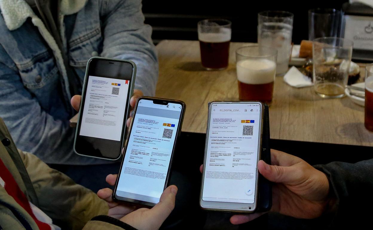 La Fiscalía vasca avala extender el pasaporte Covid a casi todo recinto cerrado o de masas, salvo el comercio
