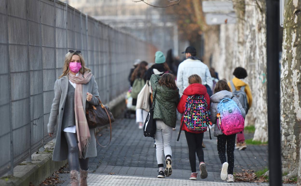 Varios escolares a la salida de un centro educativo.