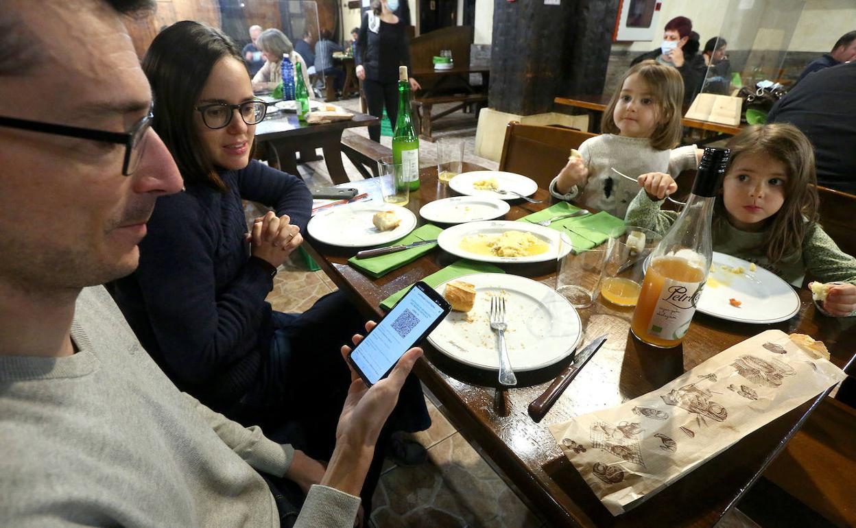 Hostelería Gipuzkoa: Coronavirs en Gipuzkoa: «Los bares pequeños deben poder exigir el pasaporte en el interior del local»