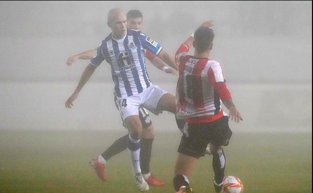 Guridi trata de cerrar una conducción de Diego, ayer en Zamora. 