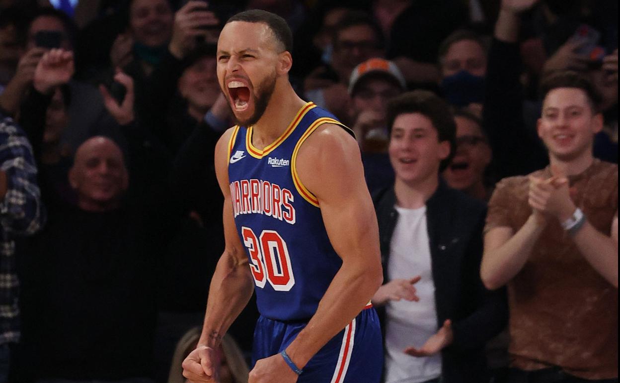 Stephen Curry celebra el triple que le convierte en el mejor triplista de la historia con 2.977 aciertos.