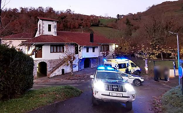 El dispositivo policial que se desplegó en la zona de la ermita en Sallobente-Ermuaran.