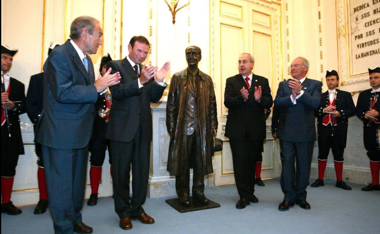 Inauguración de la escultura en 2007 en el Palacio Foral.