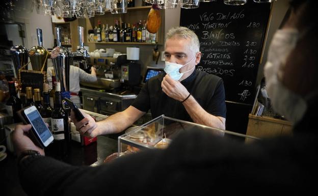 Josema, del bar donostiarra Benta Berri, no pedía este miércoles por la mañana el pasaporte Covid a los clientes, aunque algunos ya lo llevaban descargado en el móvil