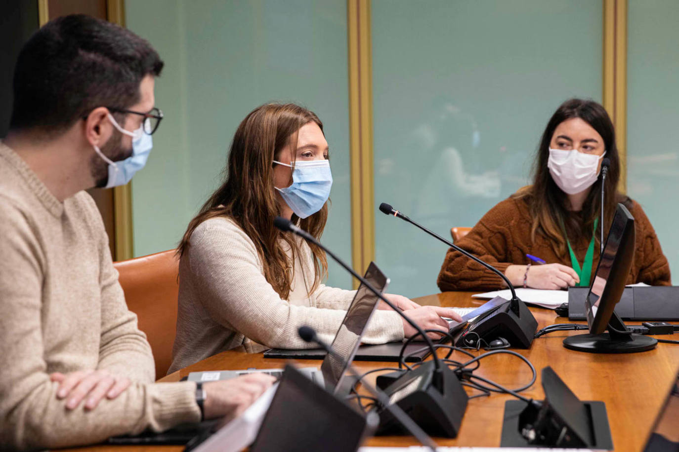 Maialen Olabe, Euskadiko Gazteriaren Kontseiluko (EGK) presidentea, Eusko Legebiltzarrean egindako agerraldian. 