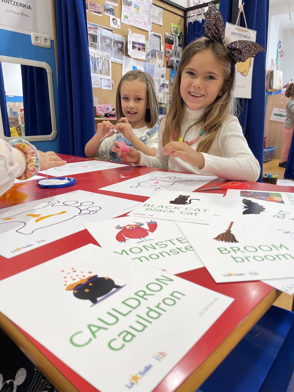 Las niñas de Infantil, pasándoselo en grande.